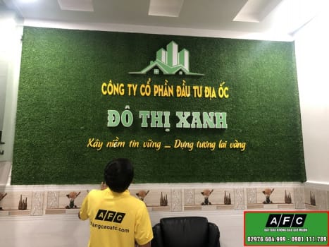 Thi công biển quảng cáo trên nền cỏ nhựa gắn chữ nổi
