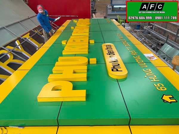 Thi công bảng hiệu alu làm biển quảng cáo đẹp giá rẻ